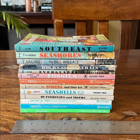 13 GOLDEN GUIDE Vintage Reference Books: Shells Fossils Spiders Trees Rocks MORE - Picture 3 of 15